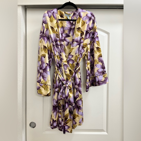 Valerie Stevens Other - Valerie Stevens Floral Robe with Tassel Belt